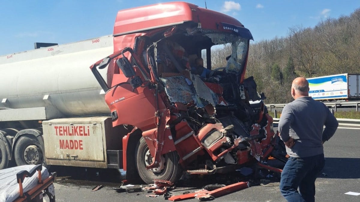 Tıra çarpan tankerin sürücüsünü sıkıştığı yerden itfaiyeciler kurtardı