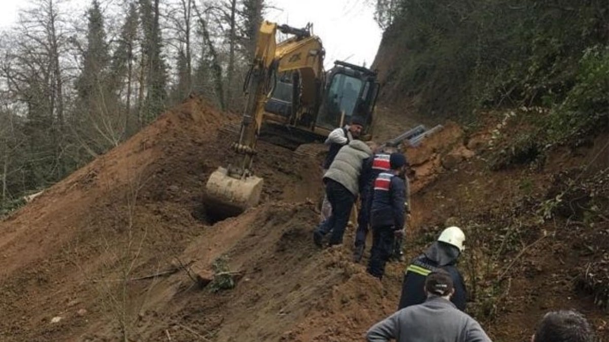 Trabzon’da toprak kayması! 3 işçi göçük altında kaldı