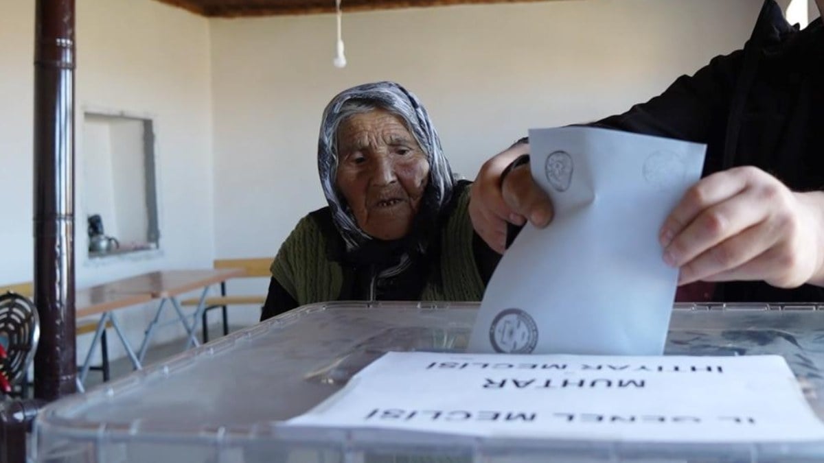 Türkiye’nin en yaşlı seçmeni Kırıkkalede! 117 yaşındaki Arzu nine oyunu verdi
