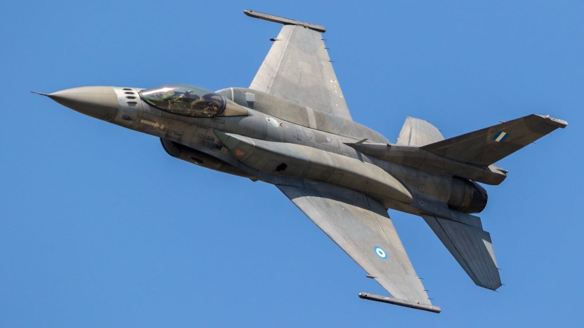 Yunanistan’a ait F-16 savaş uçağı denize düştü