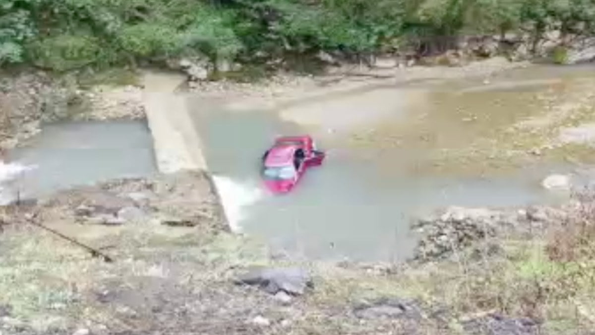 Zonguldak’ta aracı dereye düştü: Boğulmaktan son anda kurtuldu