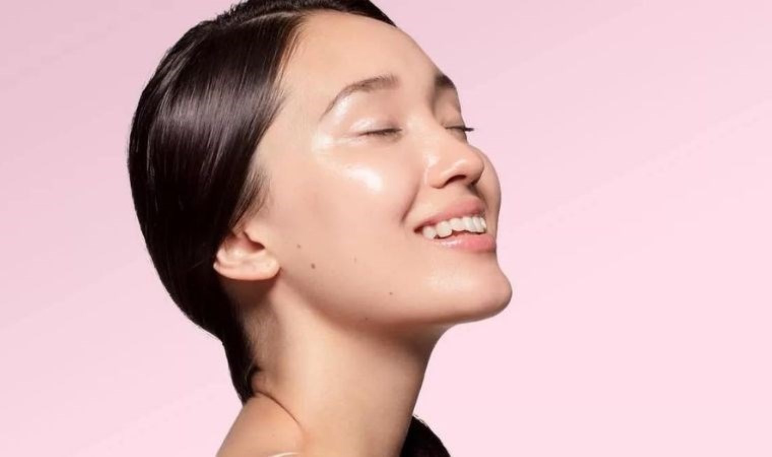 11 adımda cam üzere bir cilde kavuşun: İşte parlak görünümün sırrı Glass skin trendi…