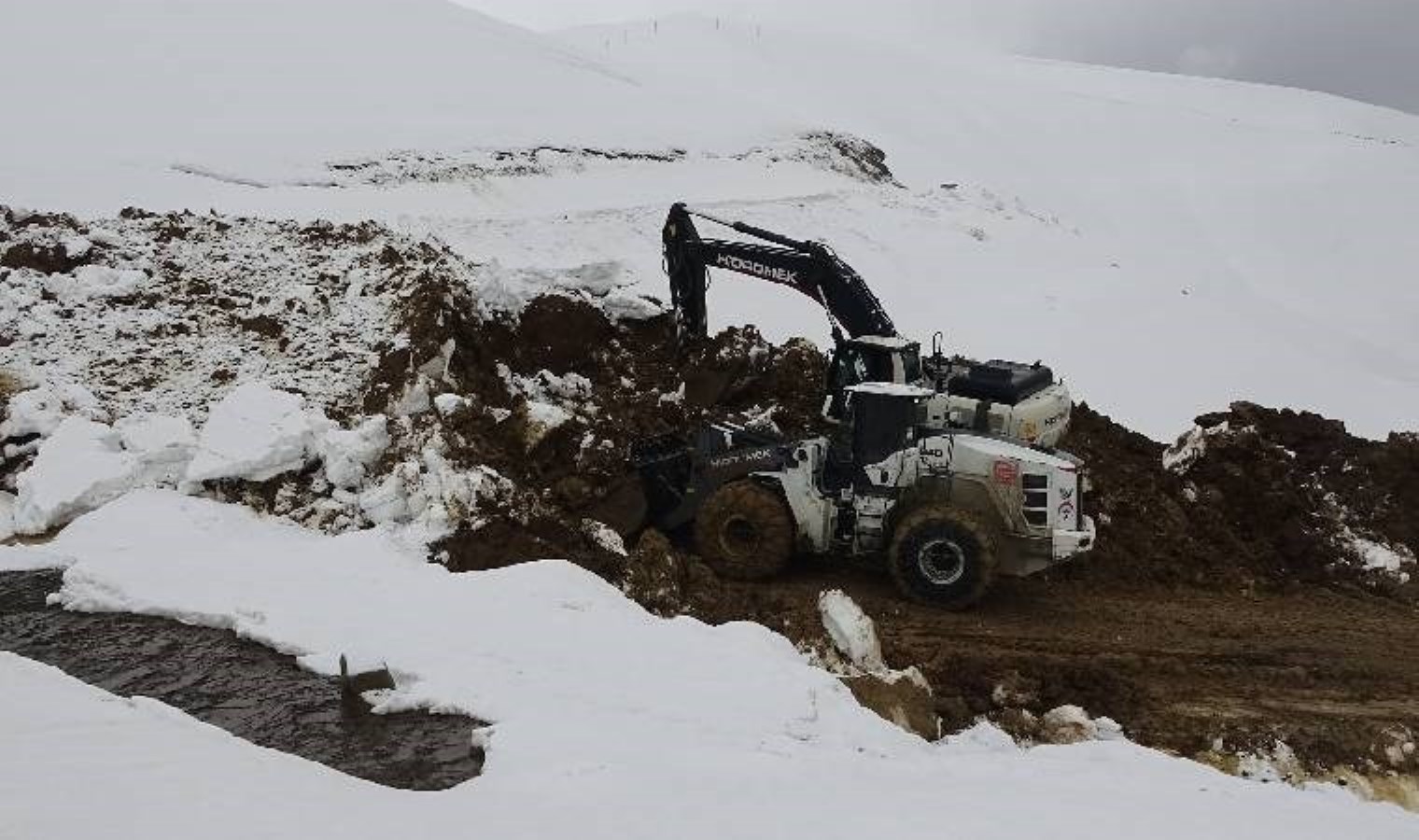 11 köy ve mezranın ulaşımını sağlıyor… Heyelan nedeniyle ulaşıma kapandı!