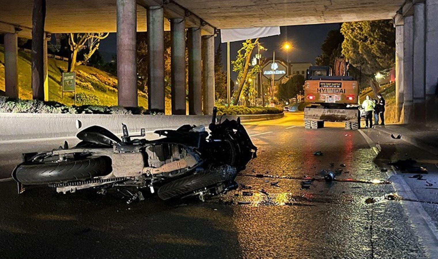 27 yaşındaki motosiklet şoförü, ekskavatöre çarpıp ağır yaralandı
