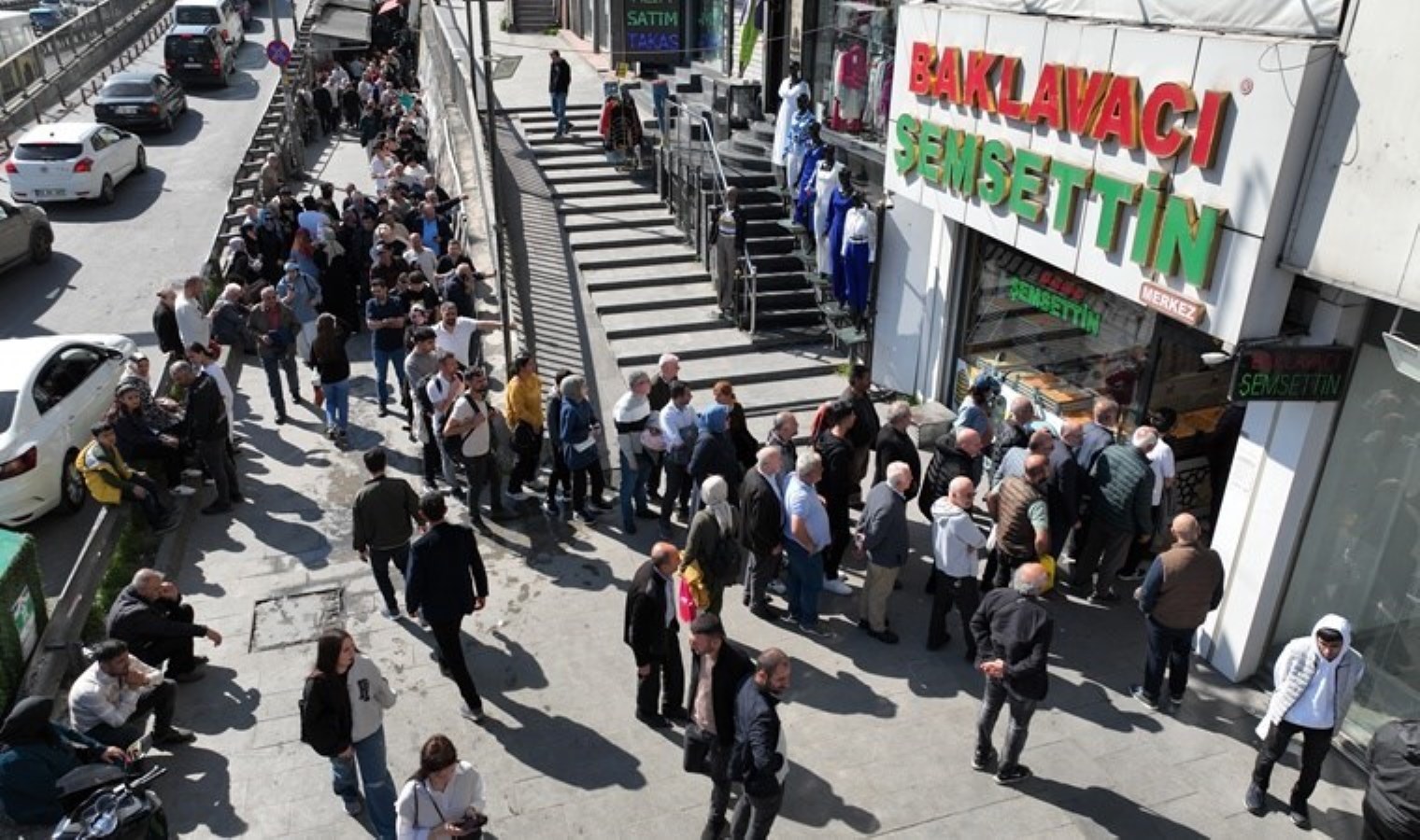 3’te biri fiyatına satılıyor! İstanbul’da ucuz baklava kuyruğu