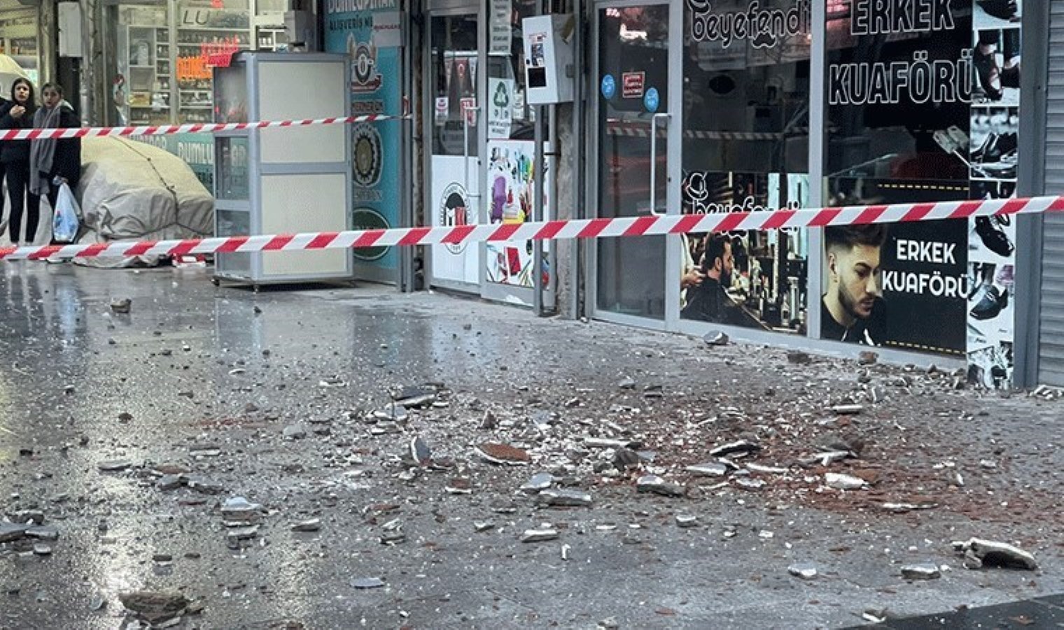 7 katlı binadan başına beton kesimi düştü, ağır yaralandı