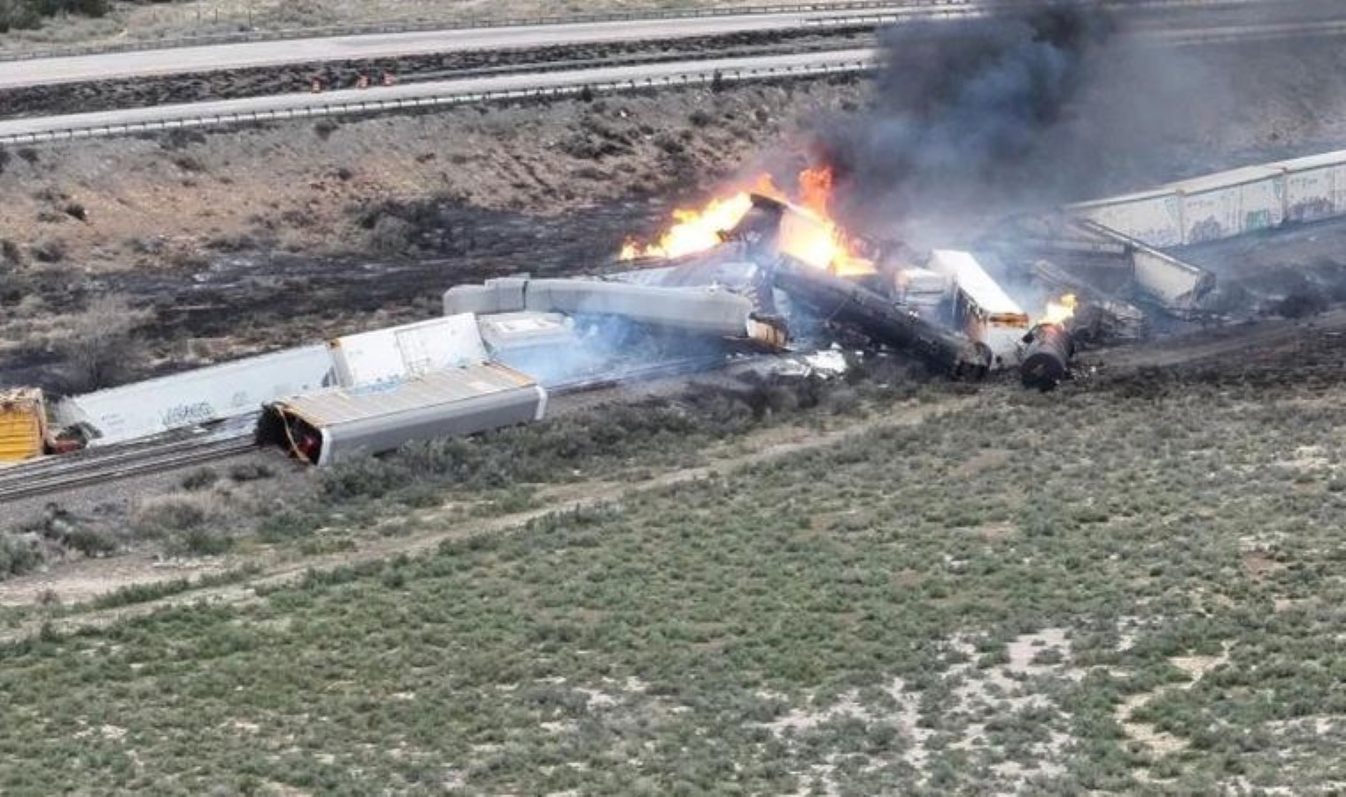 ABD’de raydan çıkan yük treni alev aldı