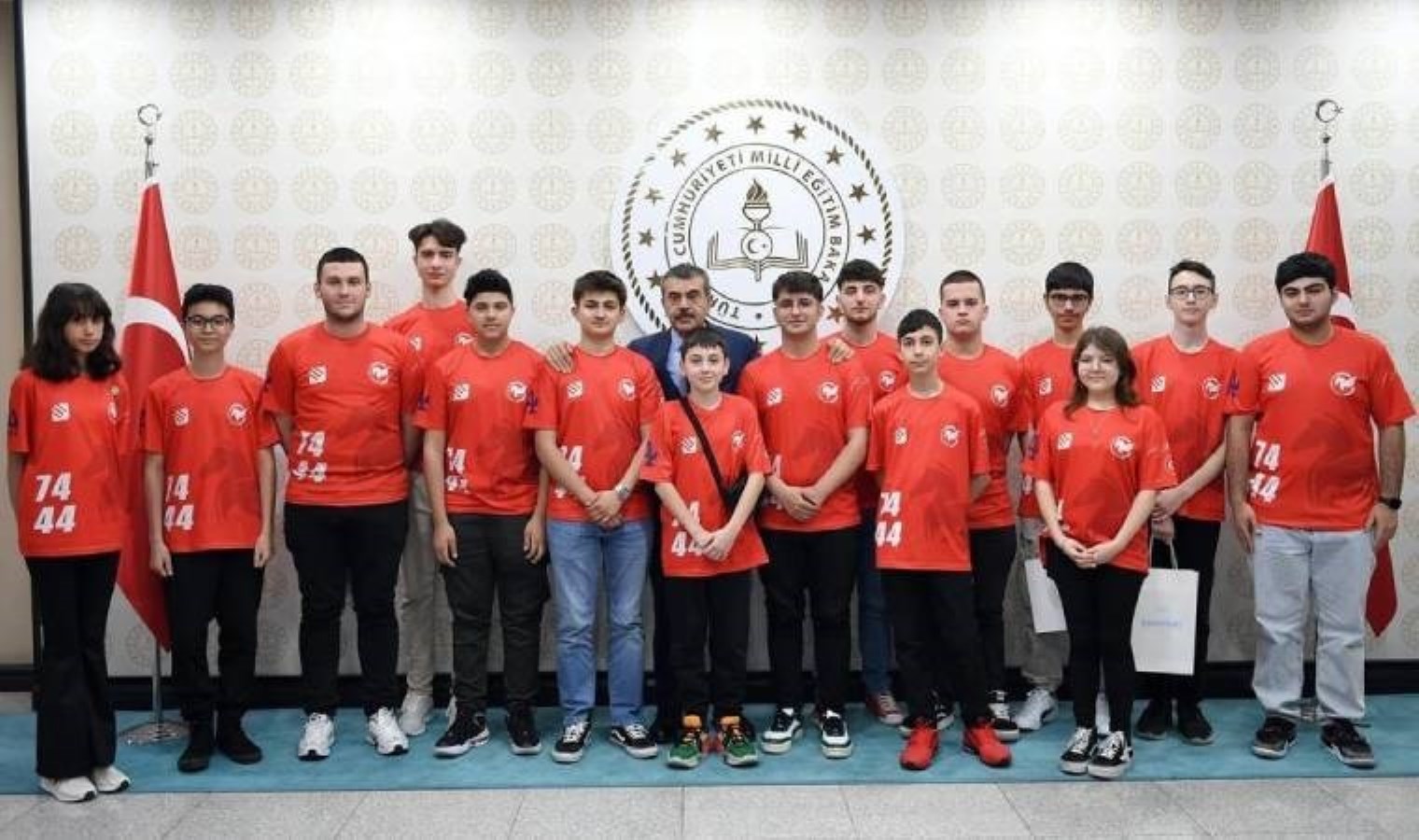 ABD’deki robot müsabakasına katılan öğrencilere Bakan’dan tebrik