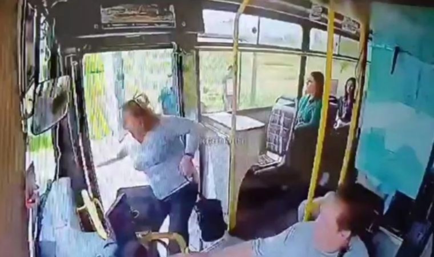 Adana’da bir yolcu, kapısı açık otobüsten aşağı düştü