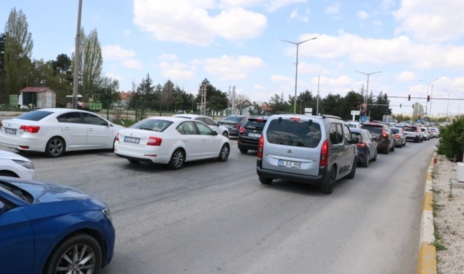 Afyonkarahisar’da bayram tatili dönüşünde araç yoğunluğu