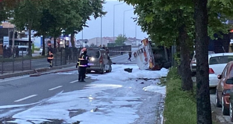 Akaryakıt yüklü tanker kaza yaptı: Patlama riskine karşı D-130 Karayolu trafiğe kapatıldı, konutlar tahliye edildi