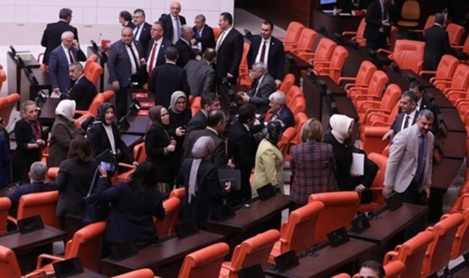 AKP’den vekillere ikaz: Herkes sizi izliyor, dikkatli olun