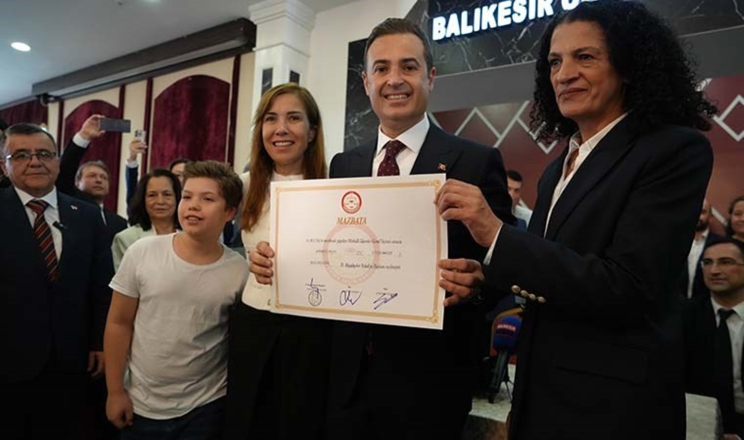 AKP’li lider otobüs indirimlerini iptal etmişti… Ahmet Akın mazbatasını aldı ‘indirime devam’ dedi