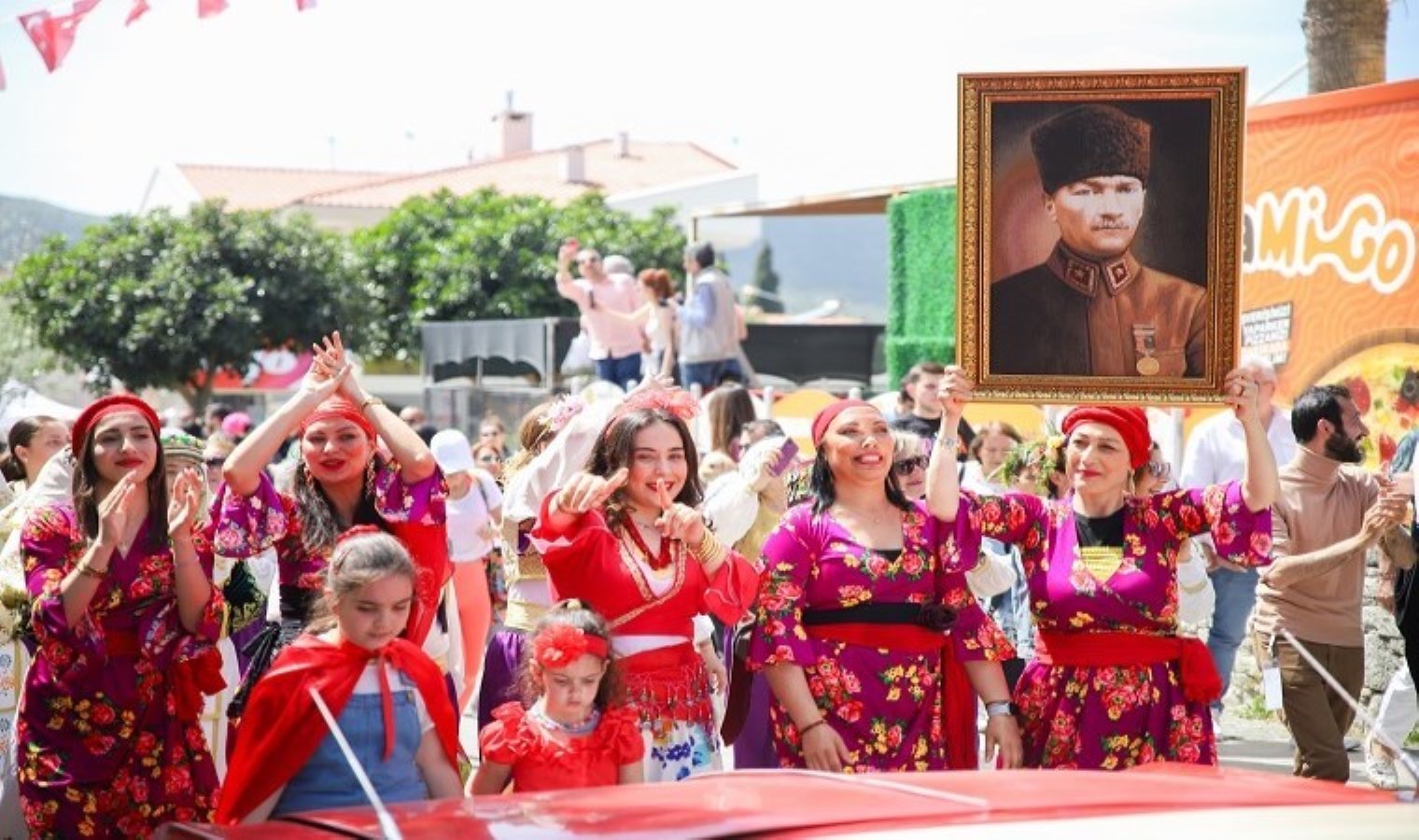 Alaçatı’da renkli şenlik korteji!