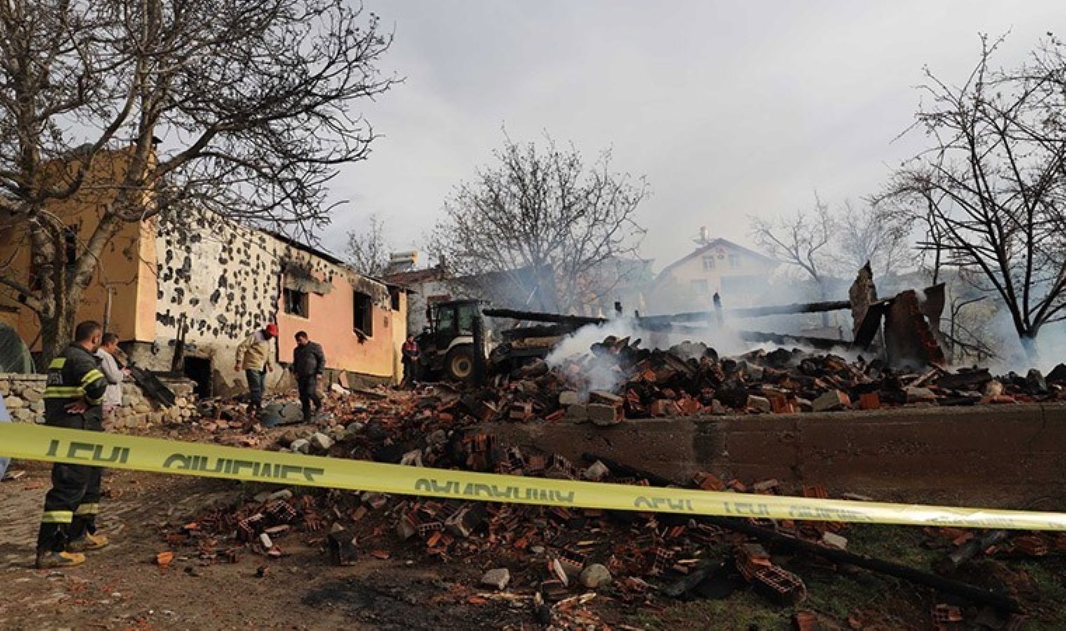 Alevlenen köz, 4 mesken, 2 ahır ve traktörü yaktı