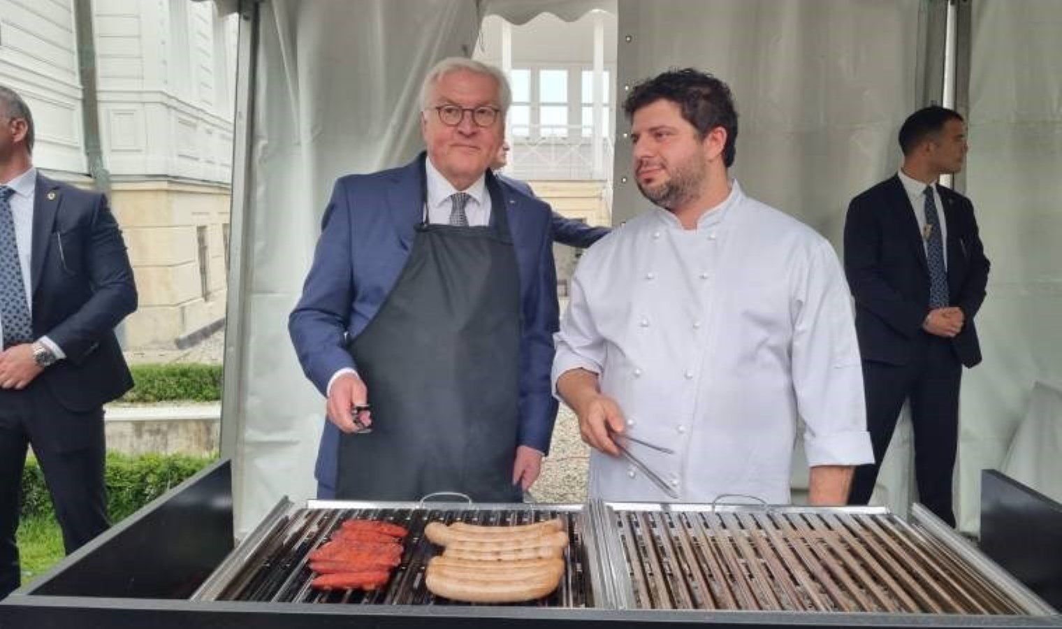 Almanya Cumhurbaşkanı Steinmeier; İstanbul’da döner kesti, mangal tezgahının başına geçti.
