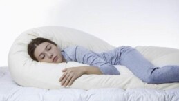 Anksiyeteyi önleyen uyku alışkanlığı: Uyurken bir şeye sarılmanın 5 sebebi…