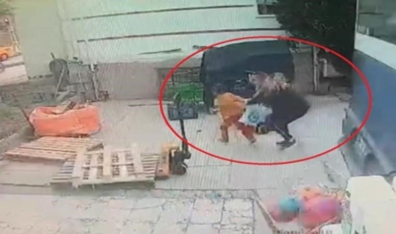 Anne – oğul dolmuşun altında kalmaktan son anda kurtuldu