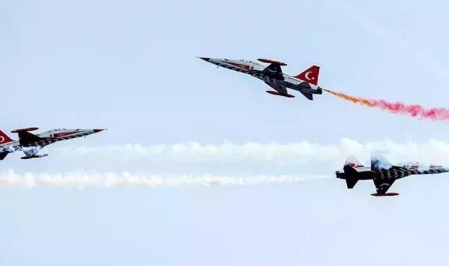 Antalya Türk Yıldızları gösterisi ne vakit? 23 Nisan Antalya Türk Yıldızları gösterisi saat kaçta başlayacak, nereden izlenecek?