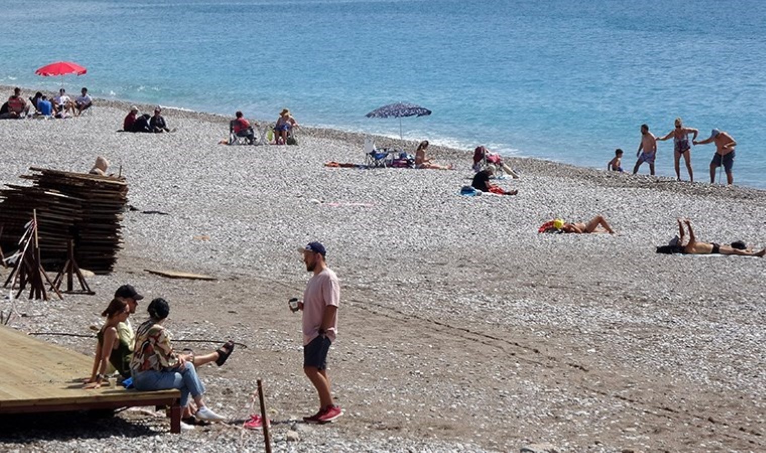 Antalya’da dünkü fırtına sonrası kıyı doldu: Denize bile girdiler