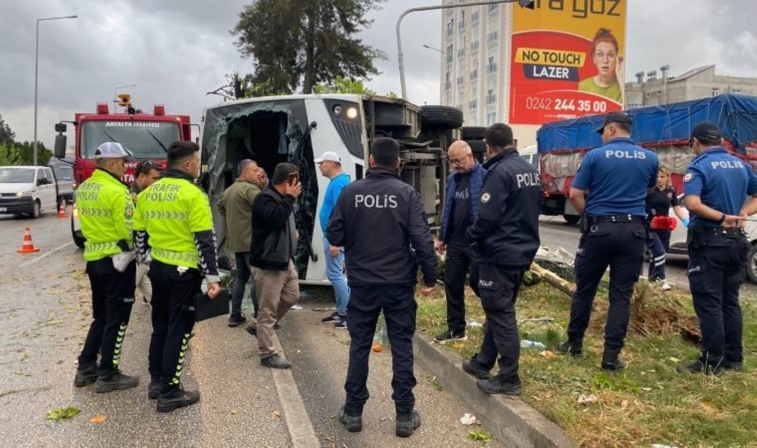 Antalya’da otel servis aracı devrildi: 19 yaralı