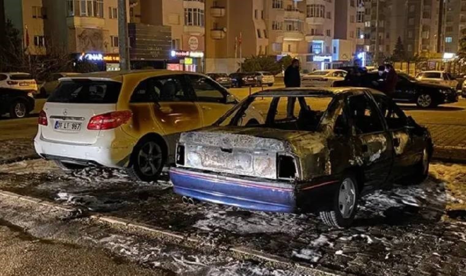 Antalya’da park halindeki araç alev alev yandı!