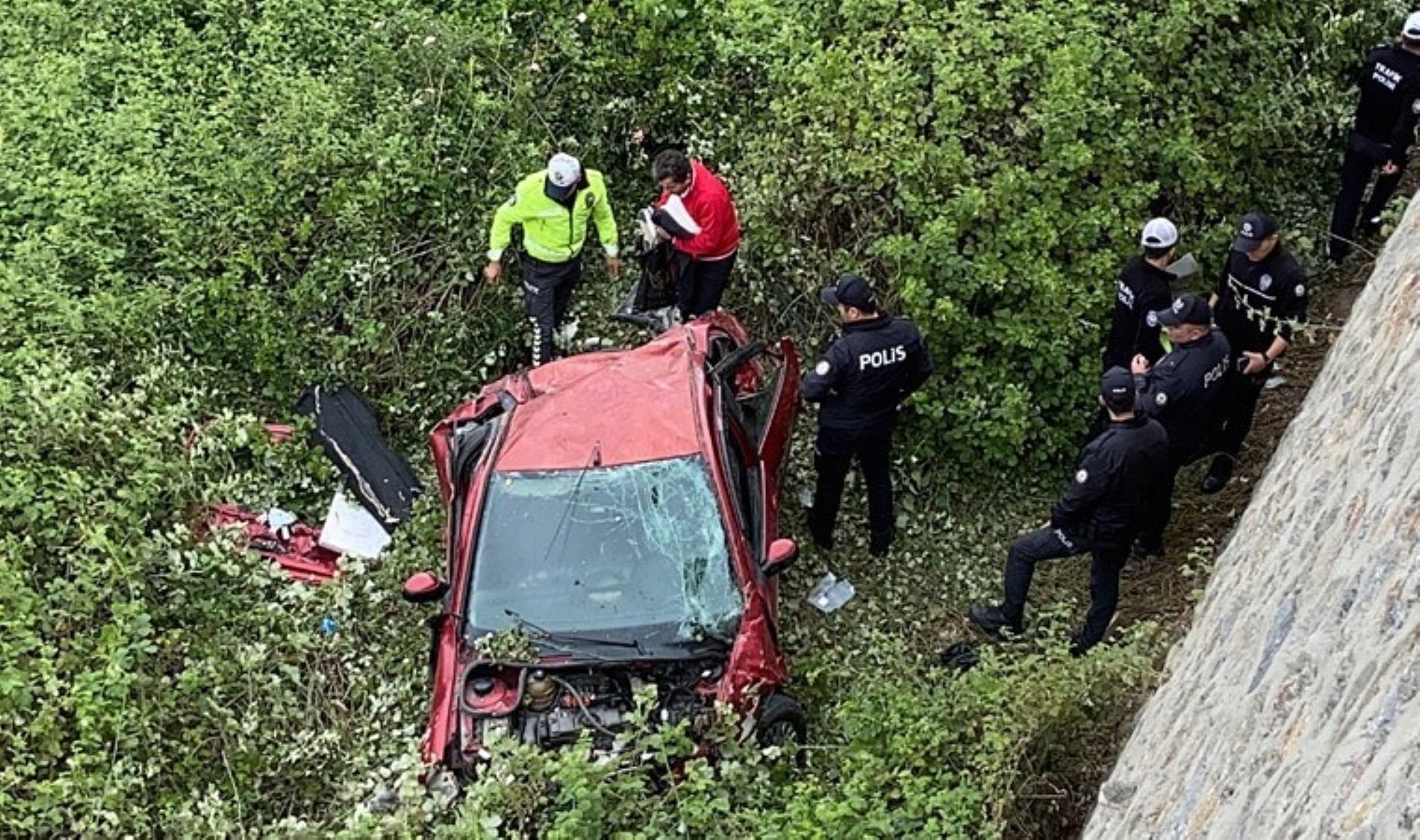 Araba 10 metrelik istinat duvarından uçtu: 5 ağır yaralı