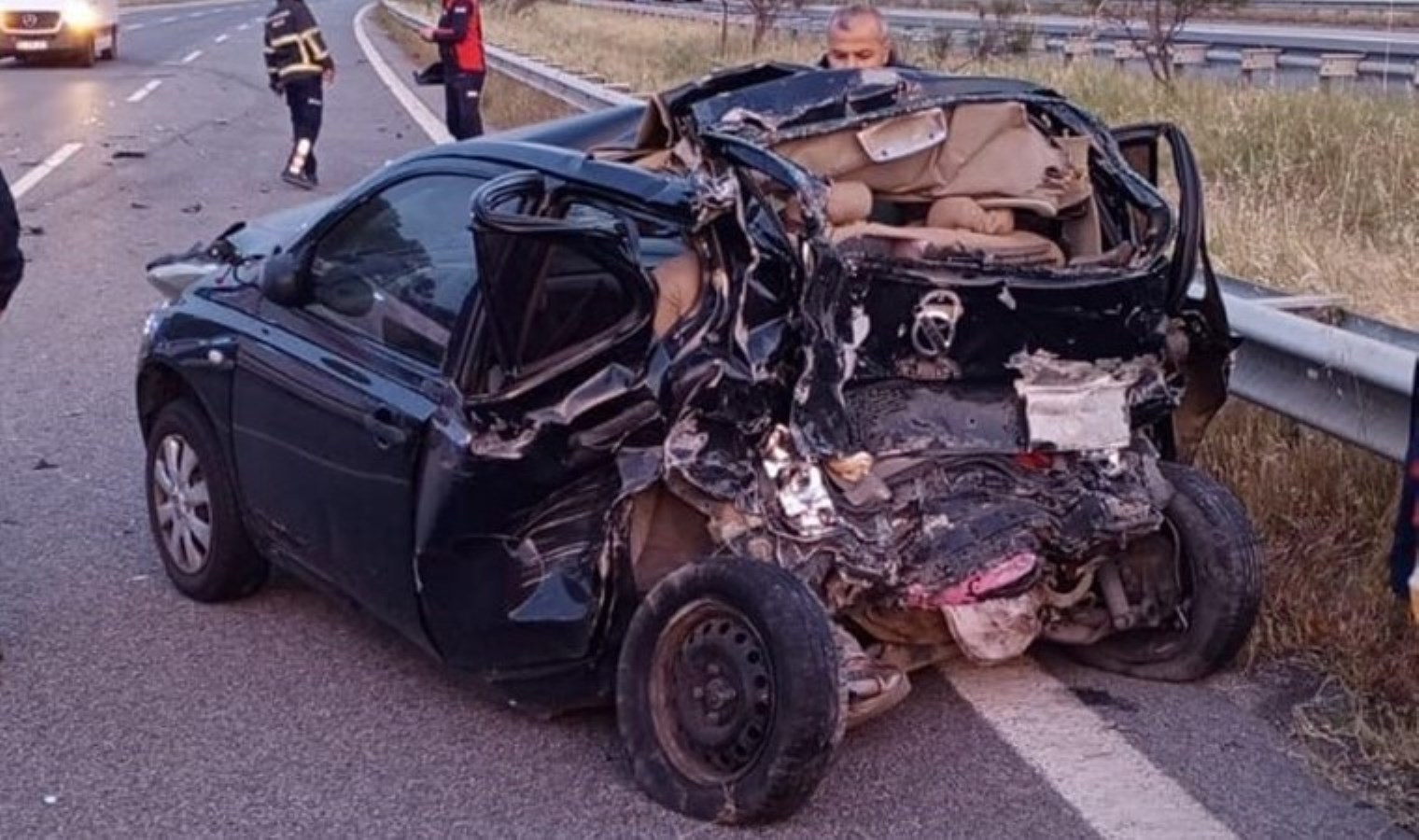Araba hurdaya döndü: 1’i ağır 2 yaralı