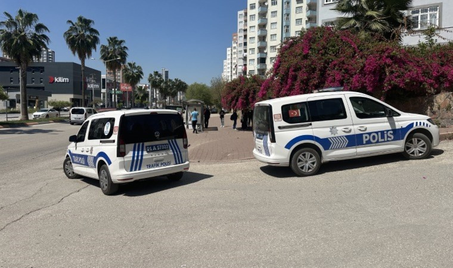 Araba otobüs durağına çarptı: Yaralılar var!