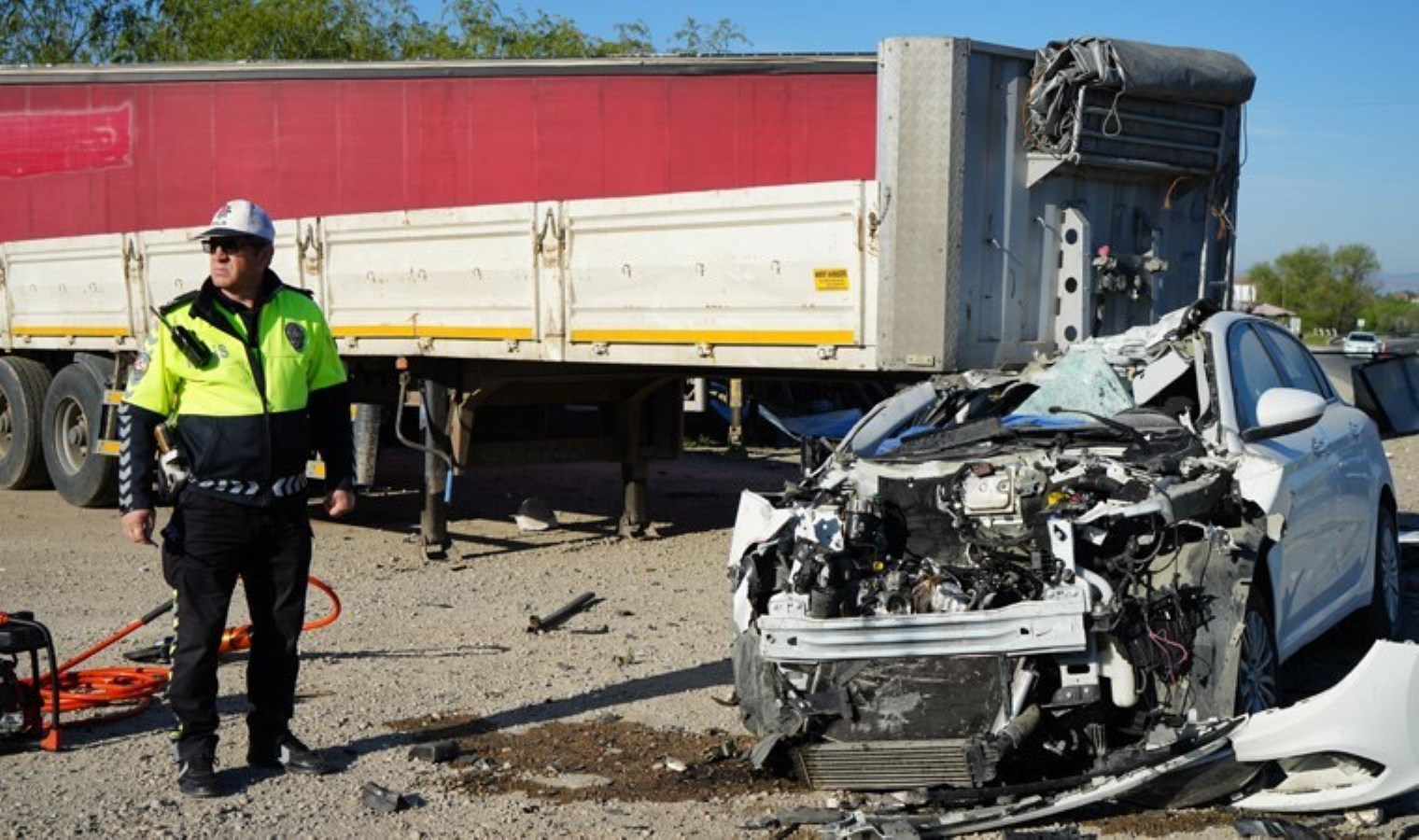 Araba servis beleyen yayaya ve TIR dorsesine çarptı: 1 meyyit, 2 ağır yaralı