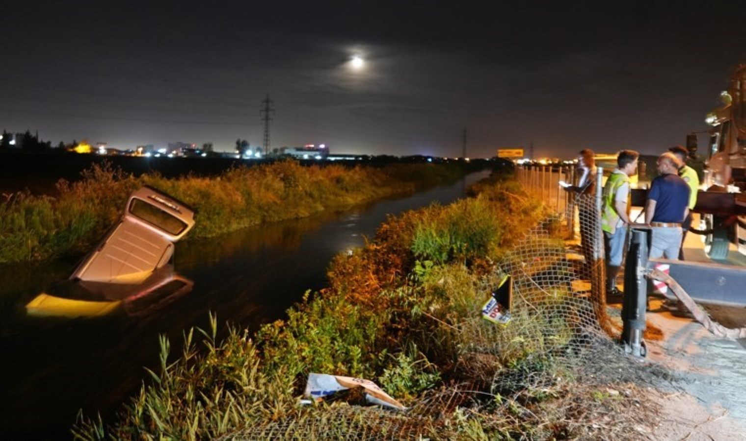 Araba su kanalına uçtu: Öldüğü düşünülen şoförün yüzerek kaçtığı ortaya çıktı