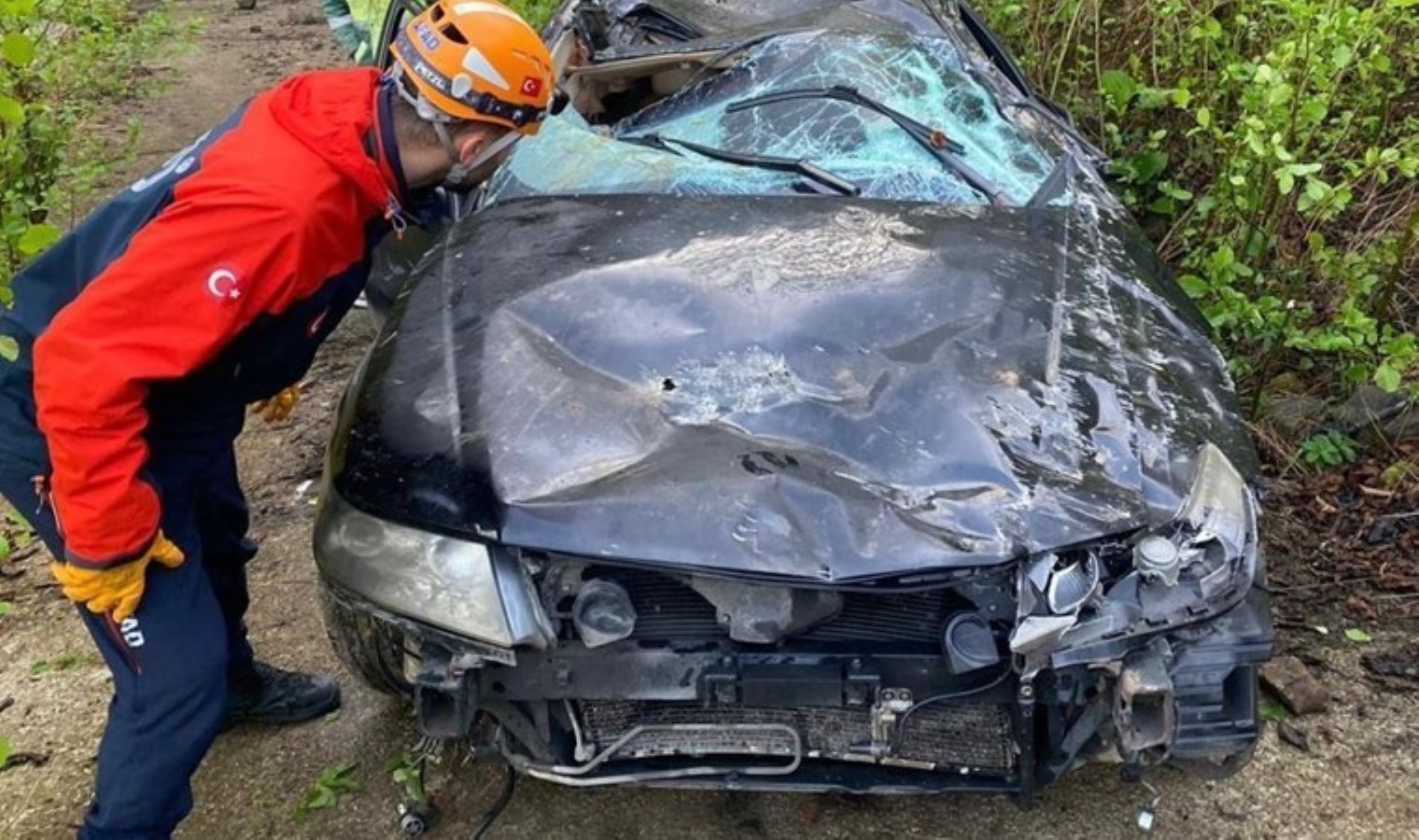 Araba uçuruma yuvarlandı: 1 meyyit, 1 yaralı