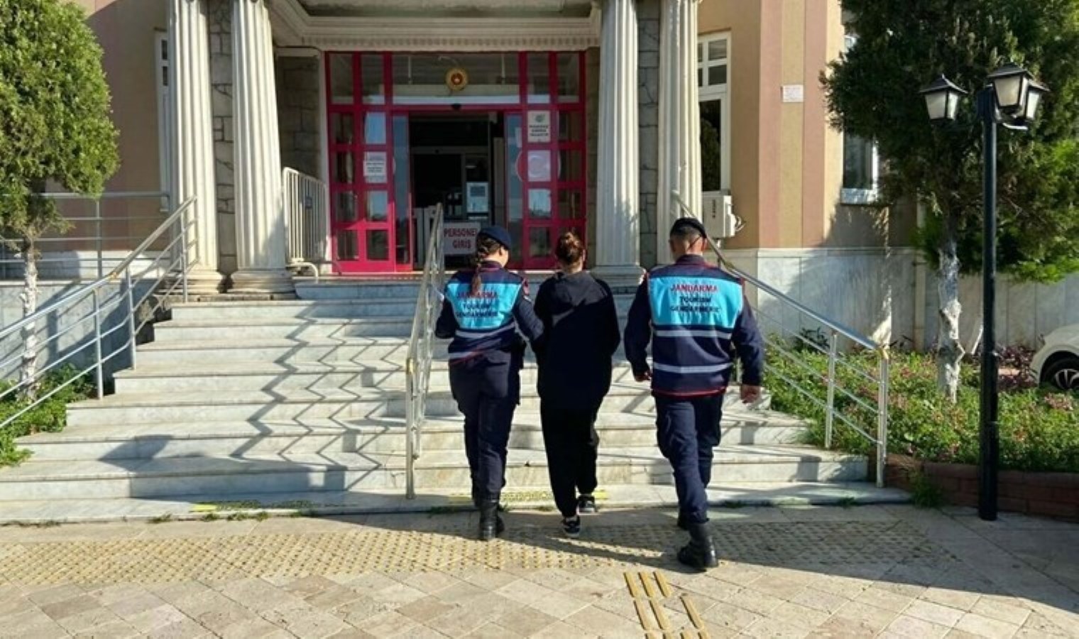 Arabada uyuşturucuyla yakalanan 2 kuşkulu tutuklandı