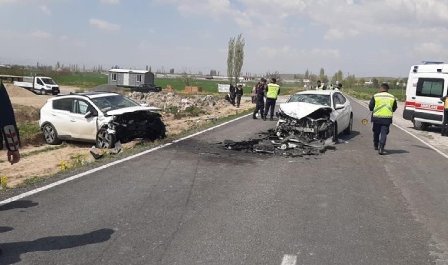 Arabalar baş başa çarpıştı: Yaralılar var!