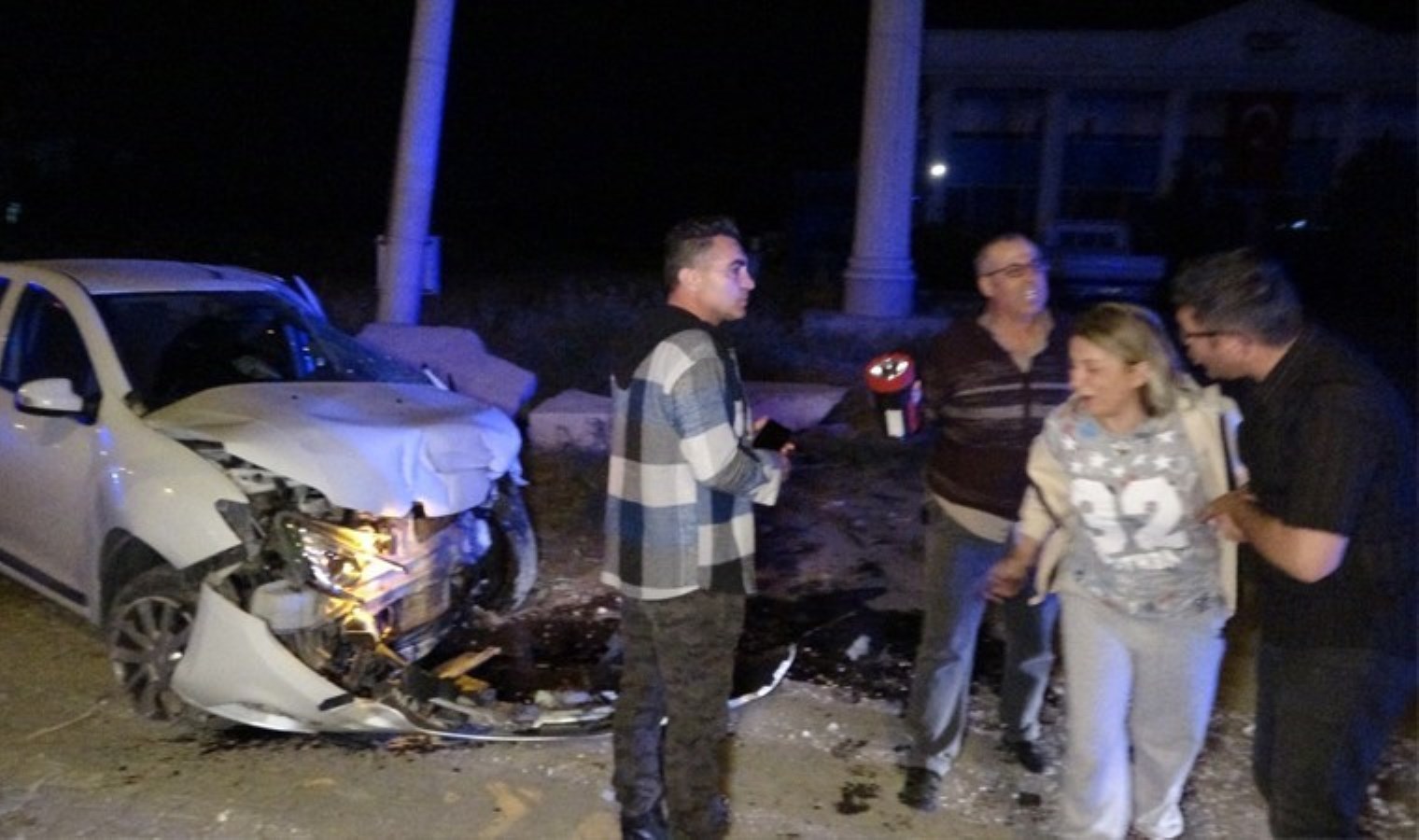 Araç çarptığı arabası 50 metre sürükledi: 6 yaralı