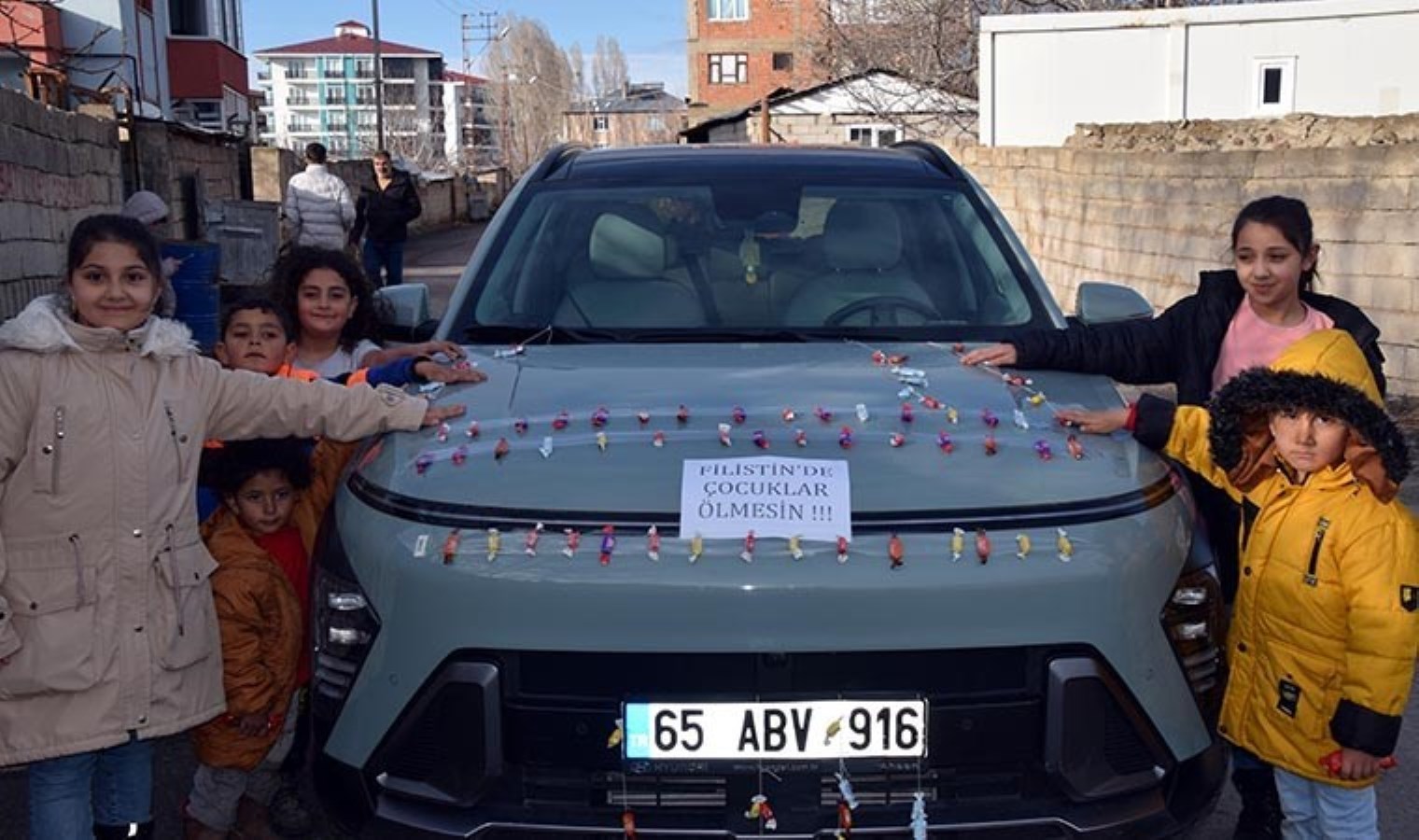 Aracını bayram şekeriyle süsleyip, mahalle mahalle gezerek çocuklara ikram etti