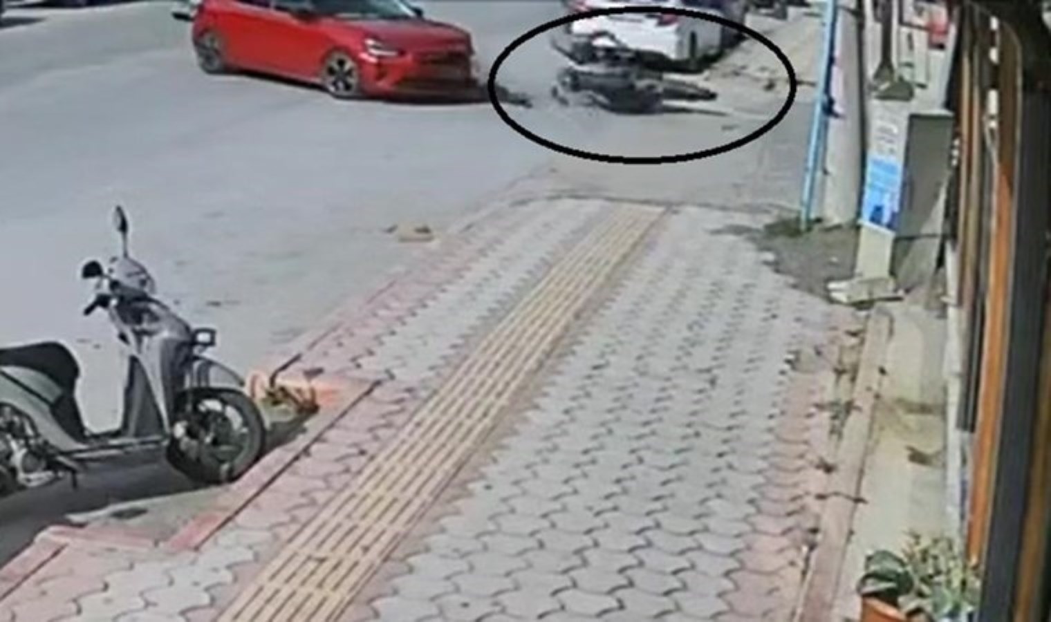 Araçla çarpışan motosiklet şoförünün uçtuğu anlar kamerada…