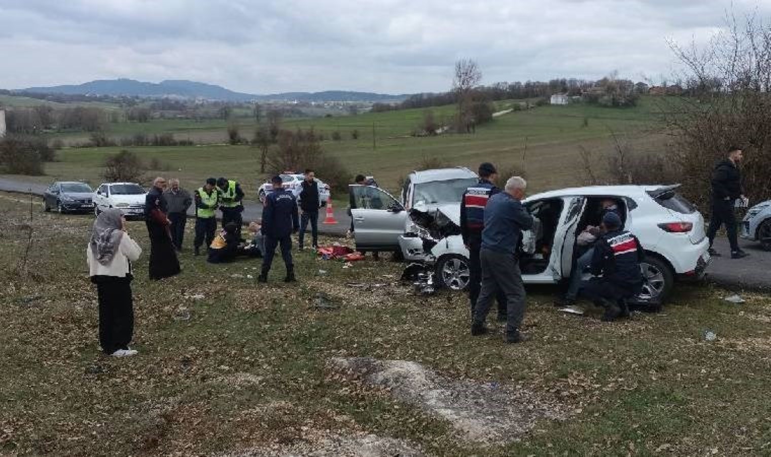 Araçlar baş başa çarpıştı: Yaralılar var!