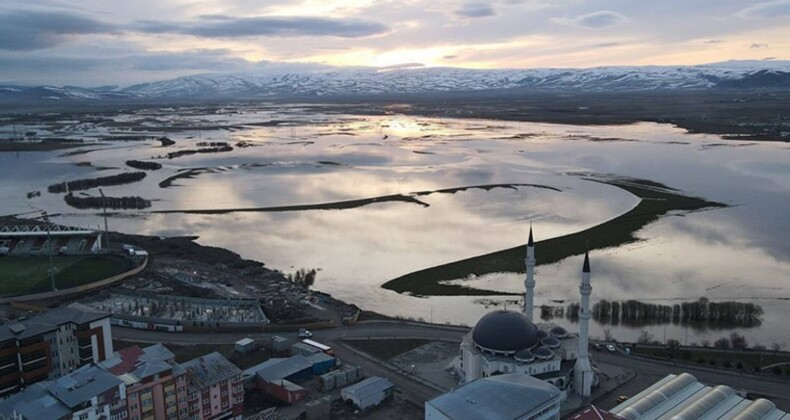 Ardahan’da ırmak taştı, ova göle döndü