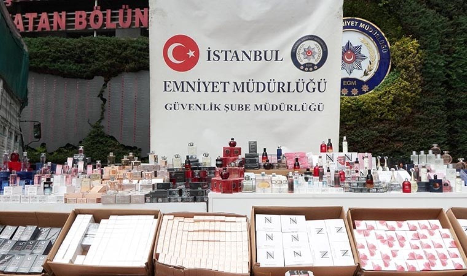 Arnavutköy’de geçersiz parfüm operasyonu: 64 bin şişe ele geçirildi