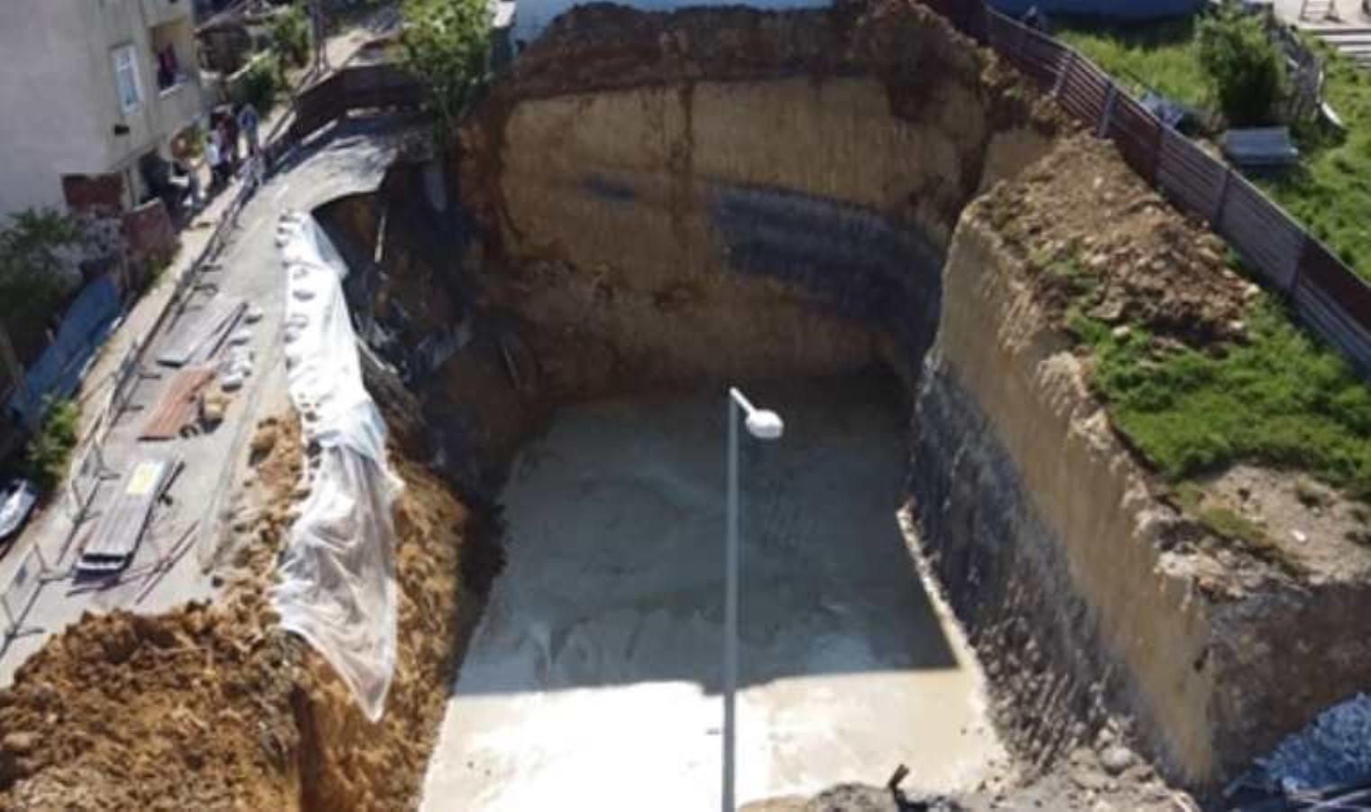 Arnavutköy’de temel hafriyatı sırasında yol çöktü: Bina önlem maksatlı boşaltıldı