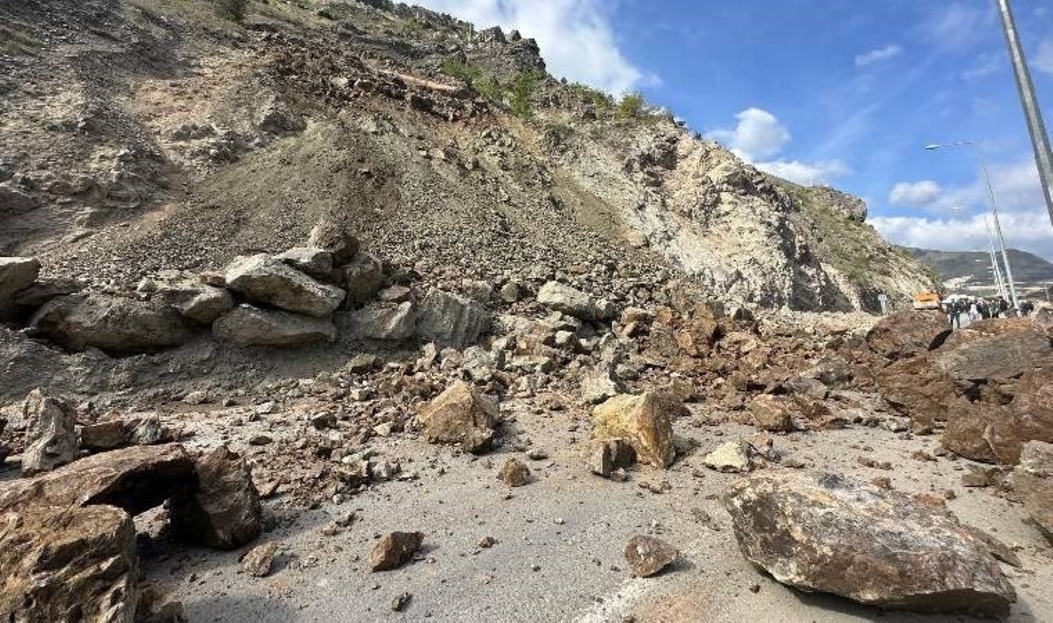 Artvin-Yusufeli karayolu heyelan nedeniyle ulaşıma kapandı