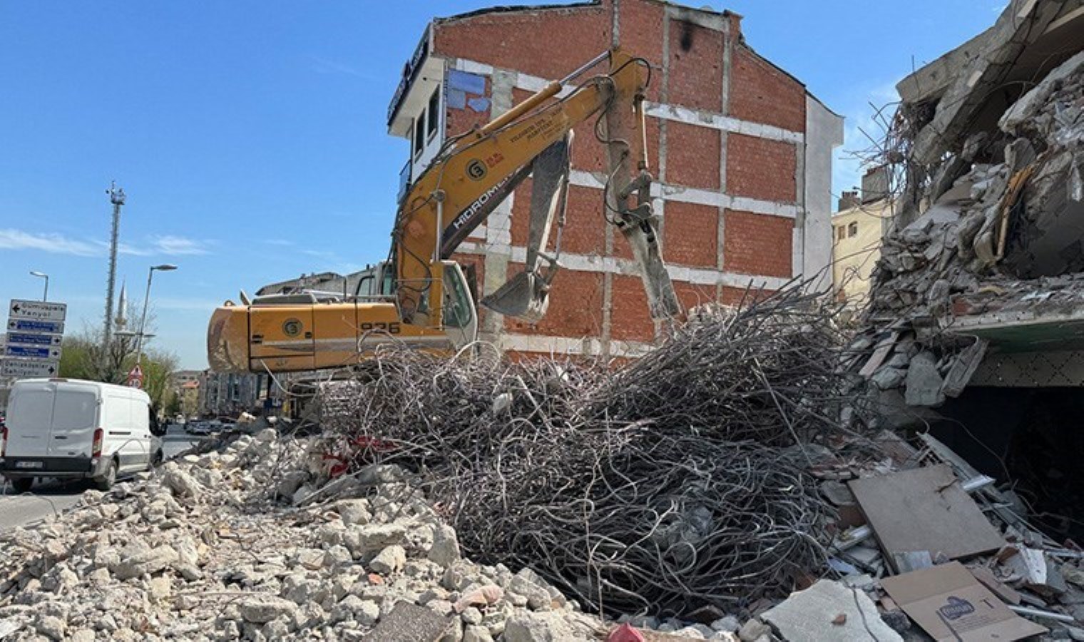 Avcılar’da bir binanın balkonlarında yan duvar olarak bitişik binanın duvarı kullanılmış