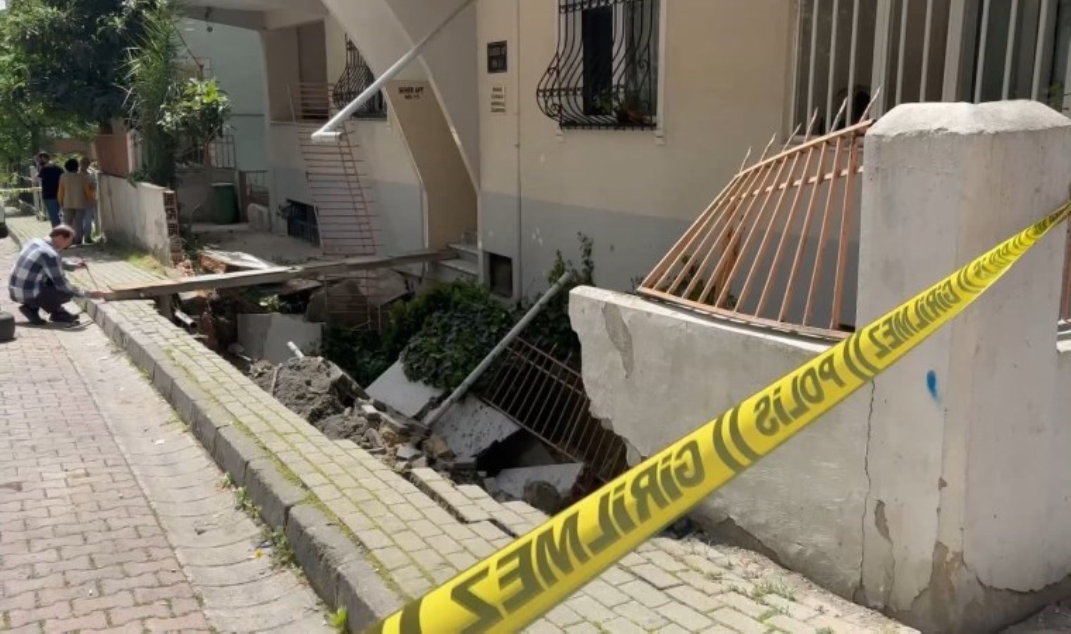 Avcılar’da kaldırım çöktü!