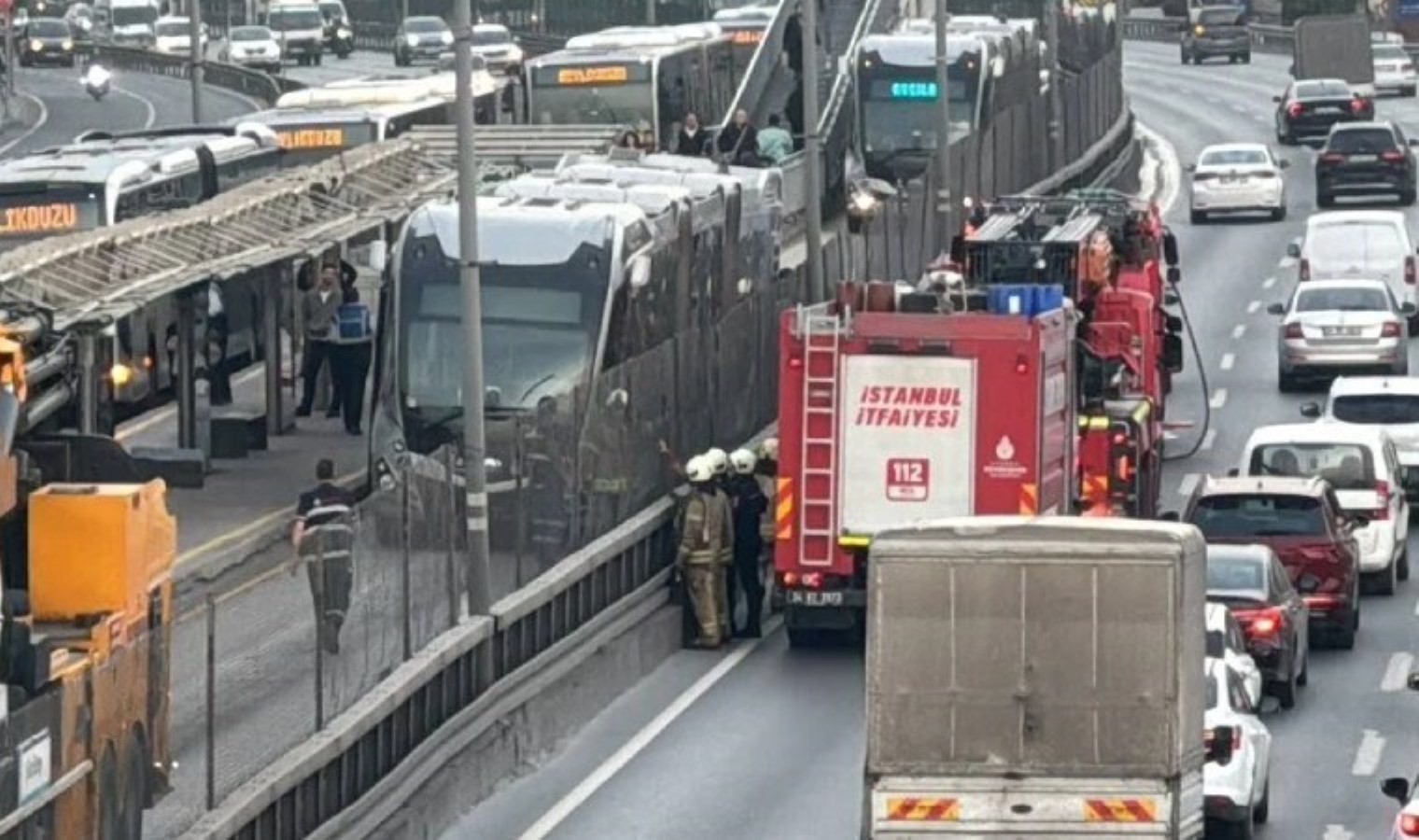 Avcılar’da metrobüste çıkan yangın söndürüldü