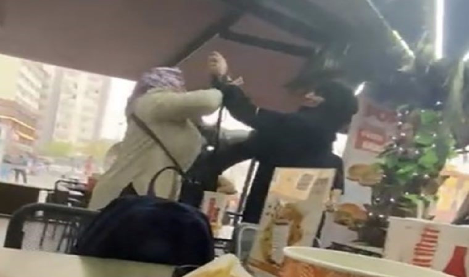 AVM’de bayanların hengamesi kamerada