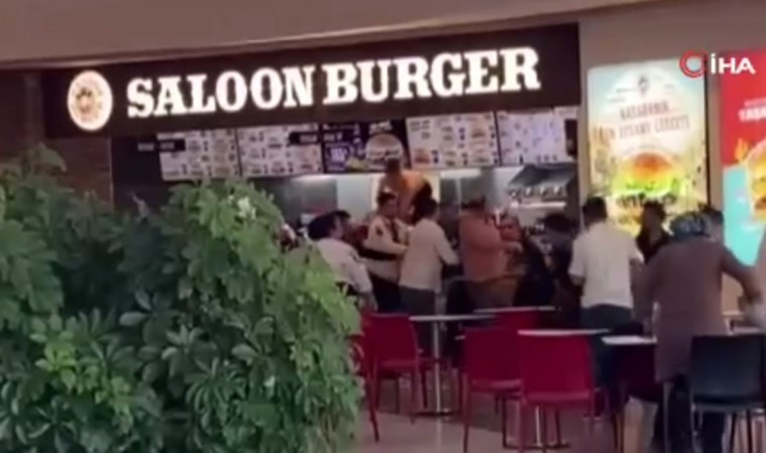 AVM’de pes dedirten olay… Yemeği beğenmeyince garsonu bu türlü darbettiler!