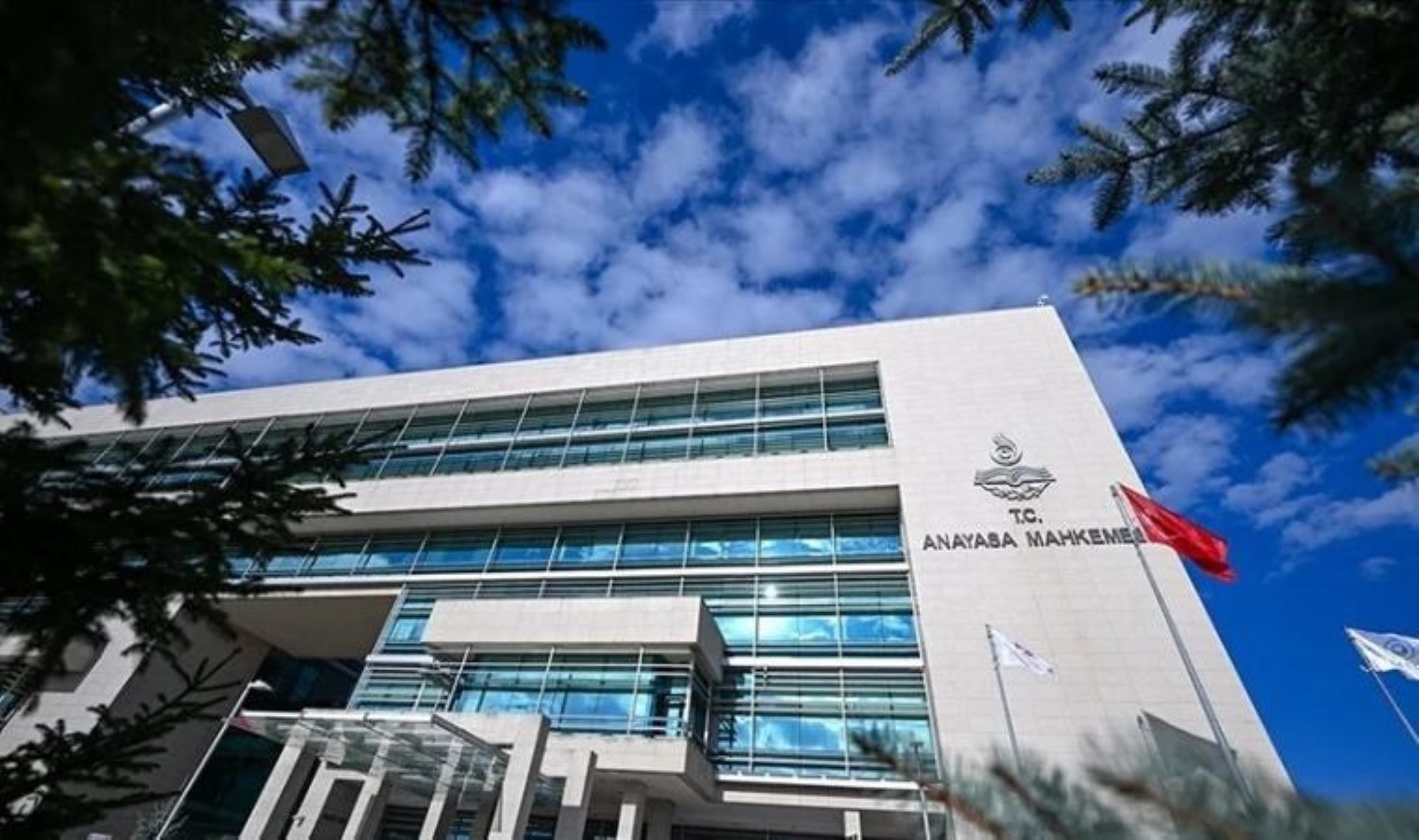 AYM’den kıymetli karar: Üniversitelerde afiş ve toplantı yapmayı yasaklayan unsurlar iptal