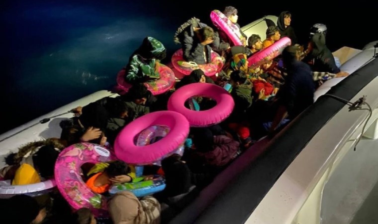 Ayvalık açıklarında 42 kaçak göçmen yakalandı