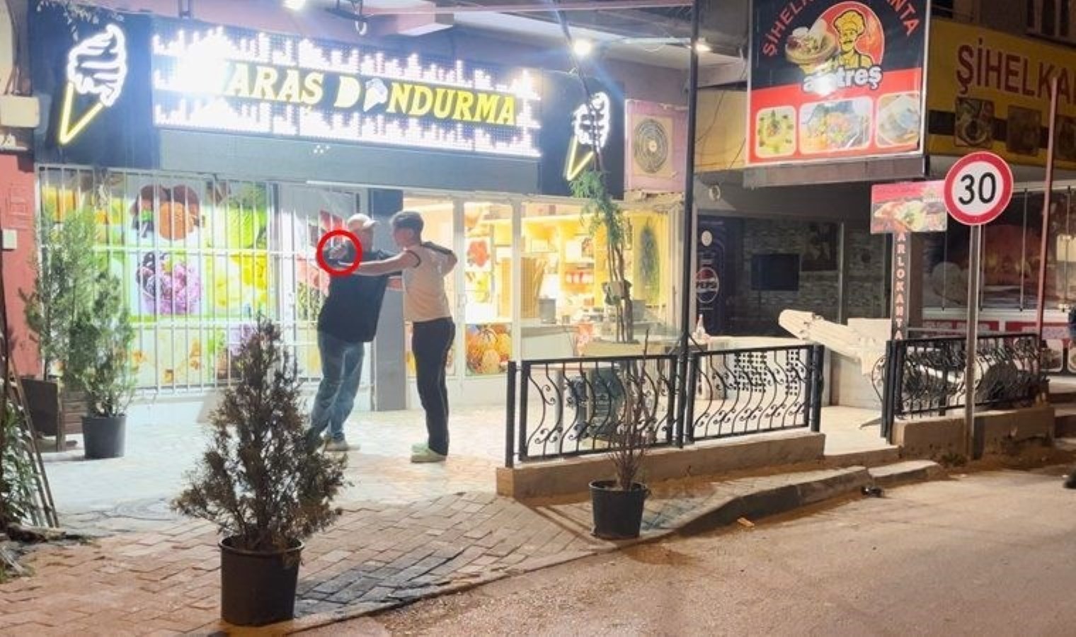 Babası meskenden kovunca kardeşini bıçakla rehin aldı!